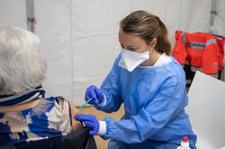 Derzeit sind die Malteser in Baden-Württemberg bereits wieder mit zehn mobilen Impfteams im Einsatz: in Stuttgart (3), Freiburg (2), im Ostalbkreis (2), in Heidelberg sowie in den Kreisen Konstanz und Esslingen. Foto: Malteser/vierfussmedia.com