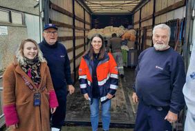 Gruppenfoto vor einem LKW