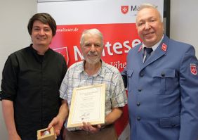 Bürgermeister Mario Dahm mit Helmut Klein und Hans Schramm, Stadtbeauftragter der Hennefer Malteser.