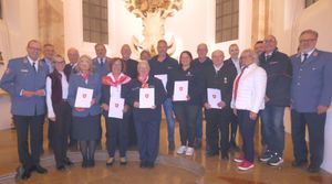 Die Ausgezeichneten Dr. Renate Zehner (vorne ab 3.v.l.), Helga Mayer, Adelheid Irlesberger, Christina Seibold, Franz Friedsam sowie Peter Schrottenbaum (9.v.r.) und Franz Dillinger (7.v.r.) mit Diözesanleiter Max-Georg Graf von Arco auf Valley (vorne v.l.), Passaus stellvertretender Landrätin Cornelia Wasner-Sommer, Diözesangeschäftsführer Rainer F. Breinbauer (r.), Freyungs stellvertretender Landrätin Helga Weinberger (4.v.r.) und Diözesanseelsorger Johannes B. Trum (8.v.l.)