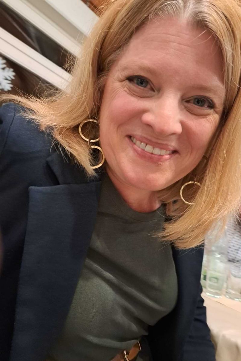 Selbstporträt einer lächelnden blonden Frau.