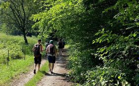 Intensive Gespräche, die Natur genießen und gemeinsam Lachen bei der Trauerwanderung in der Wahner Heide. Foto: Malteser Köln