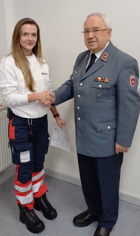 Hermann Hurth gibt Neel Fuhrmann die Hand