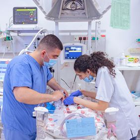 Medizinische Behandlung eines Säuglings