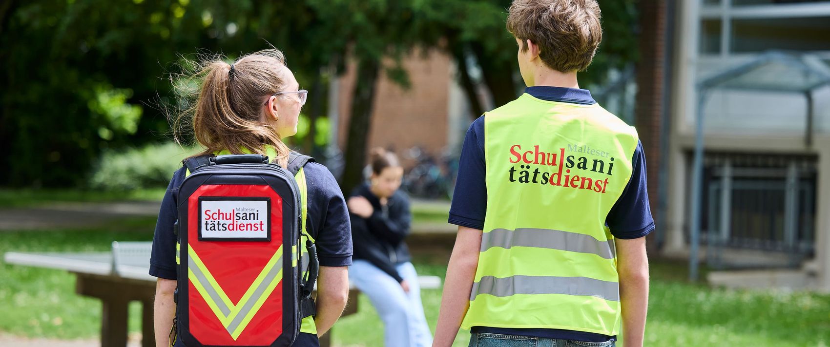 Malteser Schulsanitäter auf dem Weg zu einer verletzten Schülerin
