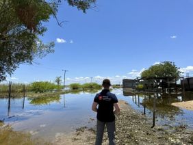 Eim Mann steht in Mosambik vor überflutetem Land. Foto: Malteser International