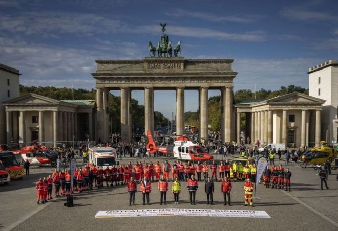 Acht Organisationen wollen Änderungen an der Reform der Notfallversorgung. Dazu machen sie in einer gemeinsamen Aktion vor dem Brandenburger Tor auf ihre Forderungen an die Bundespolitik aufmerksam. 