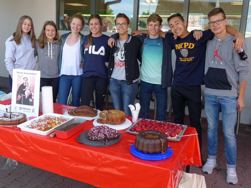 Schüler des Antoniuskolleg beim Kuchenverkauf