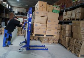 Hilfe für Belarus: Ein Mann verlädt die gerade eingetroffene Hilfslieferung, die unter anderem MAsken zur Corona-Bekämpfung beinhaltet. Foto: Caritas Belarus