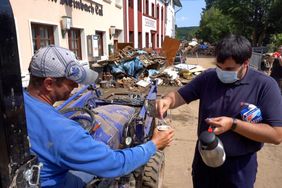 In Euskirchen versorgen ein Malteser die Anwohner und Helfenden nach der Überflutung mit Kaffee. Foto: Richardt/Malteser