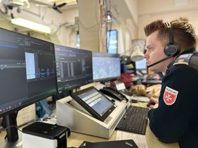 Pascal Neuendorf sitzt vor den Kontrollmonitoren in der Funkzentrale.