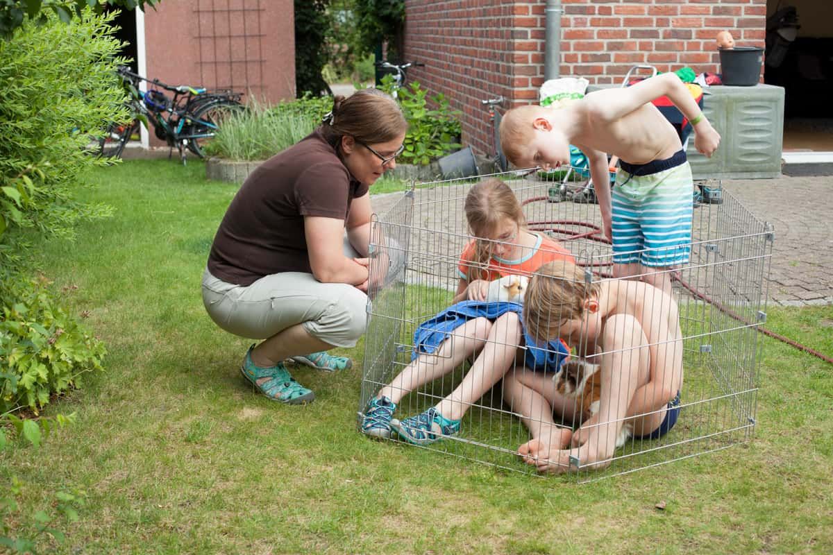 Familie, die vom Kinderhospizdienst betreut wird, im Garten