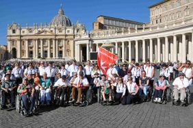 Gruppe Rollstuhlfahrer vor Petersdom in Rom