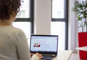 Ein Frau informiert sich über die neue Malteser Online-Hilfe zum Ausfüllen einer Patientenverfügung