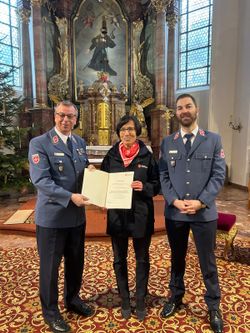 Matthias Geist (l.), stellv. Diözesanleiter, überreicht Judith Hoffmann (M.), einer langjährigen Malteserin, die Berufungsurkunde zur stellvertretenden Beauftragten. Diözesangeschäftsführer Nicolai Hellie (r.) gratuliert ihr zu ihrer Ernennung. (Foto: Malteser Speyer)
