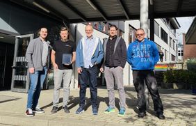 Ein erfreulicher Moment: Kilian Riess und Norman Siemens übergeben die neue Anlage an das Antoniuskolleg, zusammen mit Gerhard Müller, Dr. Sebastian Patt und Hausmeister Markus Pisula.