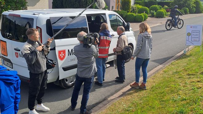 Leute vom Fernsehen begleiten die Arbeit der Malteser