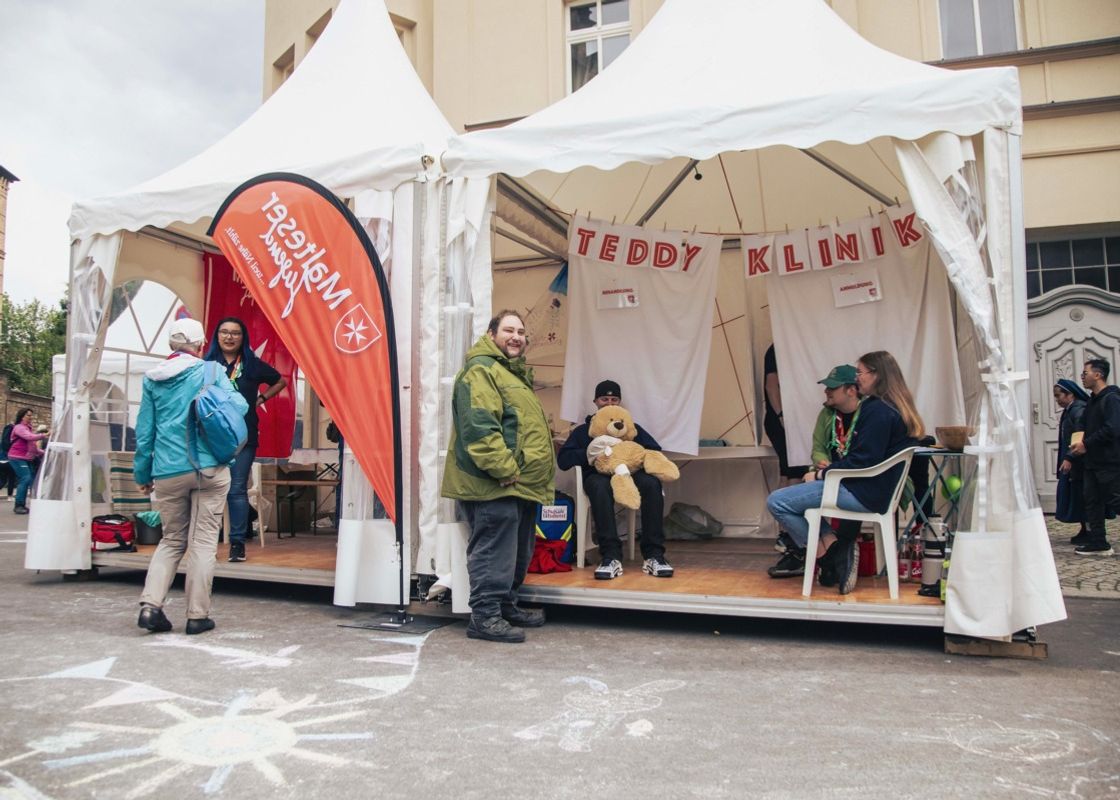 Beim Stand der Malteser Jugend konnten Kinder ein Stofftier in der Teddy Klinik untersuchen lassen und dreieckige Halstücher bemalen. Unterstützung erhielten die Malteser dabei von der Johanniter Jugend.