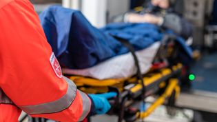 Sanitäter verlädt eine verletzte Person in den Rettungswagen