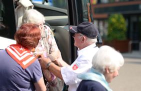 Ankunft in Kevelaer – Von Anbeginn der Reise nach Kevelaer und bis zur Rückkehr stehen den Pilgerinnen und Pilgern erfahrene Malteser zur Seite. 