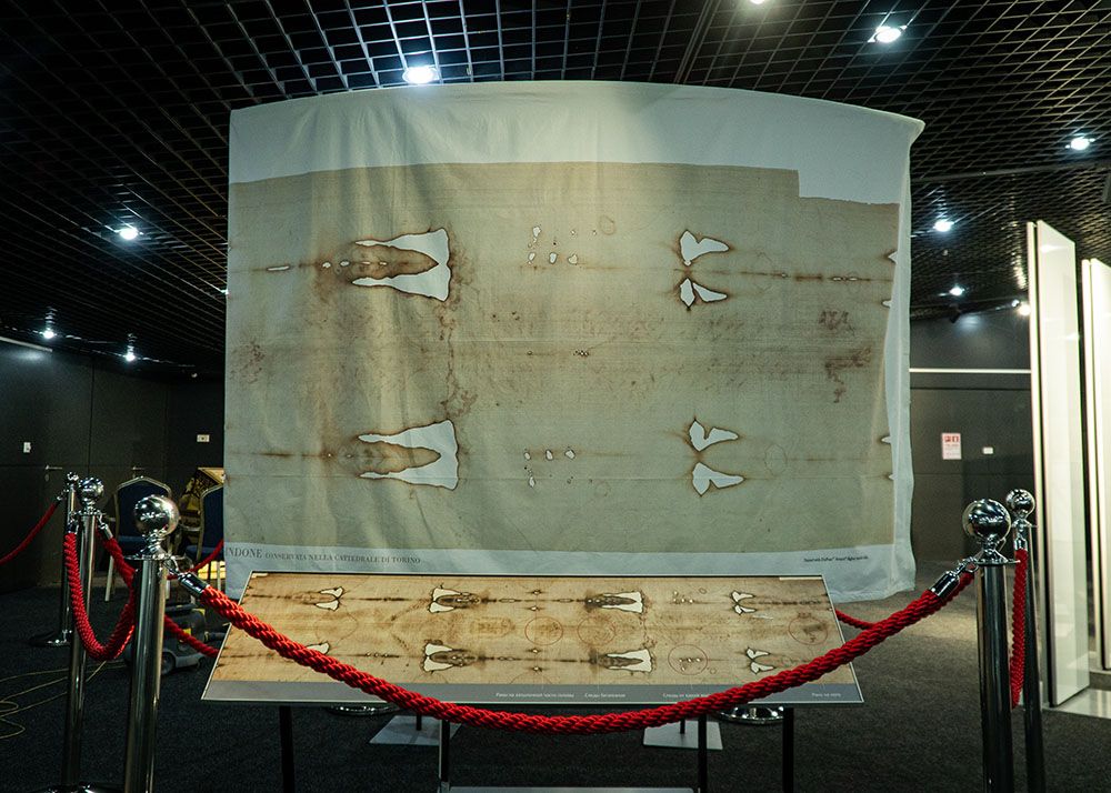 Das Turiner Grabtuch im Mittelpunkt: Das Leinentuch zeigt den Leichnam eines Mannes, der alle Merkmale eines Gekreuzigten aufzeigt.