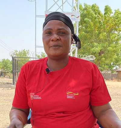 Frau in einem roten T-Shirt von Malteser International