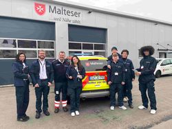 Gruppe junger Menschen vor Malteser Unterkunft