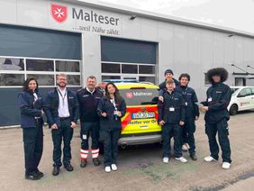 Gruppe junger Menschen vor Malteser Unterkunft