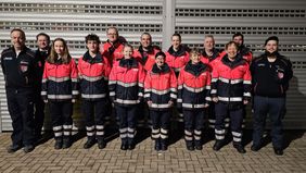Gruppenbild der Malteser Führungskräfte mit den neuen Ehrenamtlichen in Einsatzkleidung.