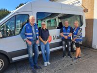 Die Ehrenamtlichen des Mobilen Einkaufswagens vor dem weißen Kleinbus, mit dem sie die Touren durchführen