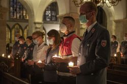 Gedenkandacht der Malteser in NRW in Sankt Ursula in Köln. In der voll besetzten Kirche hatte jeder eine brennende Kerze vor sich. V.r.n.l.: Magnus von Canstein, Daniel Flohr, Cara Graafen, Ina Löllgen. Fotos: Malteser/Klaus Schiebel