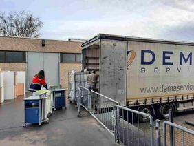 Verladung von Hilfsfgütern in einen LKW