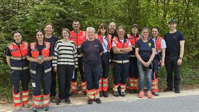 Gruppenfoto mit Mitgliedern der Malteser Rettungshundestaffel und der AG Mantrailing