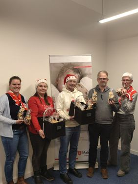 Theresa Kirsch (Zweite von links) und Michael Haueser (Dritter von links) von Computer-L.A.N. aus Fulda überreichten die Weihnachtsgebäcke an Charlotte Schwarz, Wilfried Wanjek und Ute Sander vom ambulanten Hospizdienst der Malteser im Bistum Fulda. Foto: Antonia Sauer/ Malteser Fulda