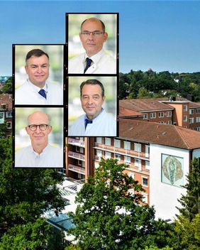 Vier Ärzte in weißen Kitteln sind als Porträtfotos über einem Krankenhausgebäude montiert.
