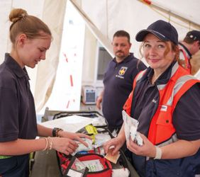 Alles im Griff: Ein Sanitätsdienst auf dem Hessentag ist undenkbar ohne die hunderten Helferinnen und Helfer, die täglich im Einsatz sind. Foto: Fynn Heieck / Malteser