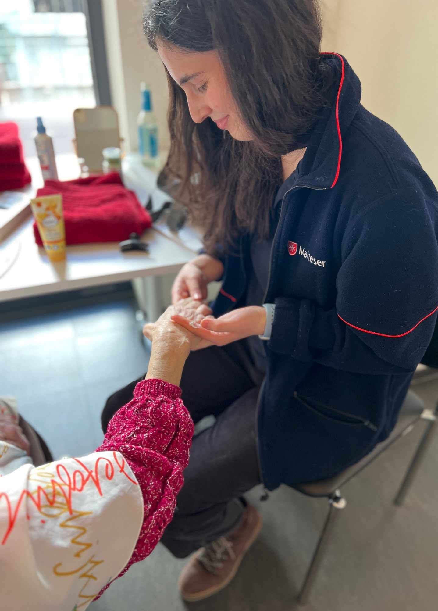 Handmassage beim Friseurtag