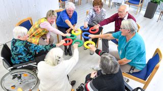 die Tagespflege macht mit den Bewohnern Sitzgymnastik