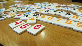 Rummikub-Spielsteine beim Spielen im Seniorentreff