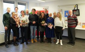Zu sehen sind auf dem Gruppenfoto die Menschen, die bei der Jubiläumsfeier geehrt wurden und die Menschen, die ihnen danken.