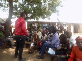 Besonders wichtig ist es, die Bevölkerung und das Gesundheitspersonal über Ebola aufzuklären. Foto: Malteser International