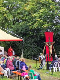 Wallfahrende beim Gottesdienst mit Bischof Dominicus auf der Wiese vor der Kirche