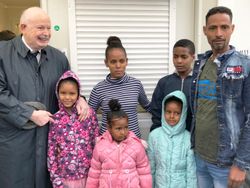 Gruppenfoto von Geflüchteten und Maltesern.