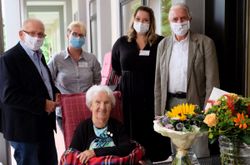 Elisabeth Kolbe umring von den Gratulanten: Wolfgang Schneider (Malteser Telefonbesuchsdienst Hennef), Anne-Christin Friedel (Pflegedienstleiterin Johanniterhaus Bonn), Olivia-Joy Antes (Leitung Soziale Dienste Johanniterhaus Bonn) und Helmut Klein (Leiter Malteser Telefonbesuchsdienst Hennef). Foto: Malteser