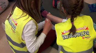 Schülerinnen versorgen Mitschüler