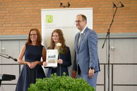 Jahrgangstufenleiterin Nicola Bernard, Abiturientin Jana Schmitz und Schulleiter Thorsten Harnischmacher posieren für ein gemeinsames Foto