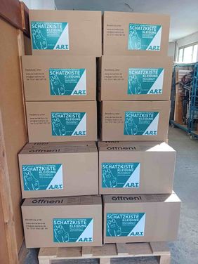Aufeinandergestapelte Kartons mit der Aufschrift Schatzkiste