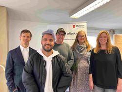 Gruppe Erwachsener vor Rollup 