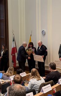 Wolfgang und Beate Schiedel (rechts und Mitte) nehmen den Preis von Bürgermeister Markus Püll (links) entgegen.