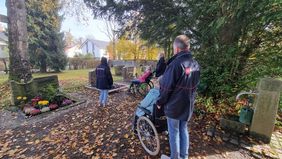 Menschen beim Gräberbesuch 